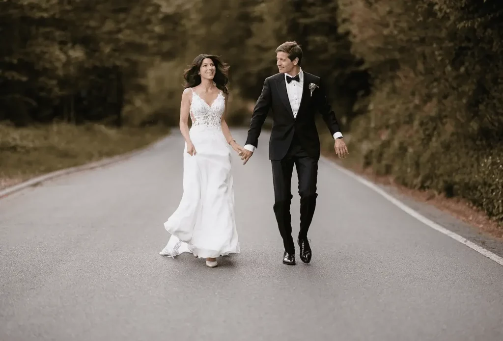 Brautpaar laufen hand in hand auf der strasse