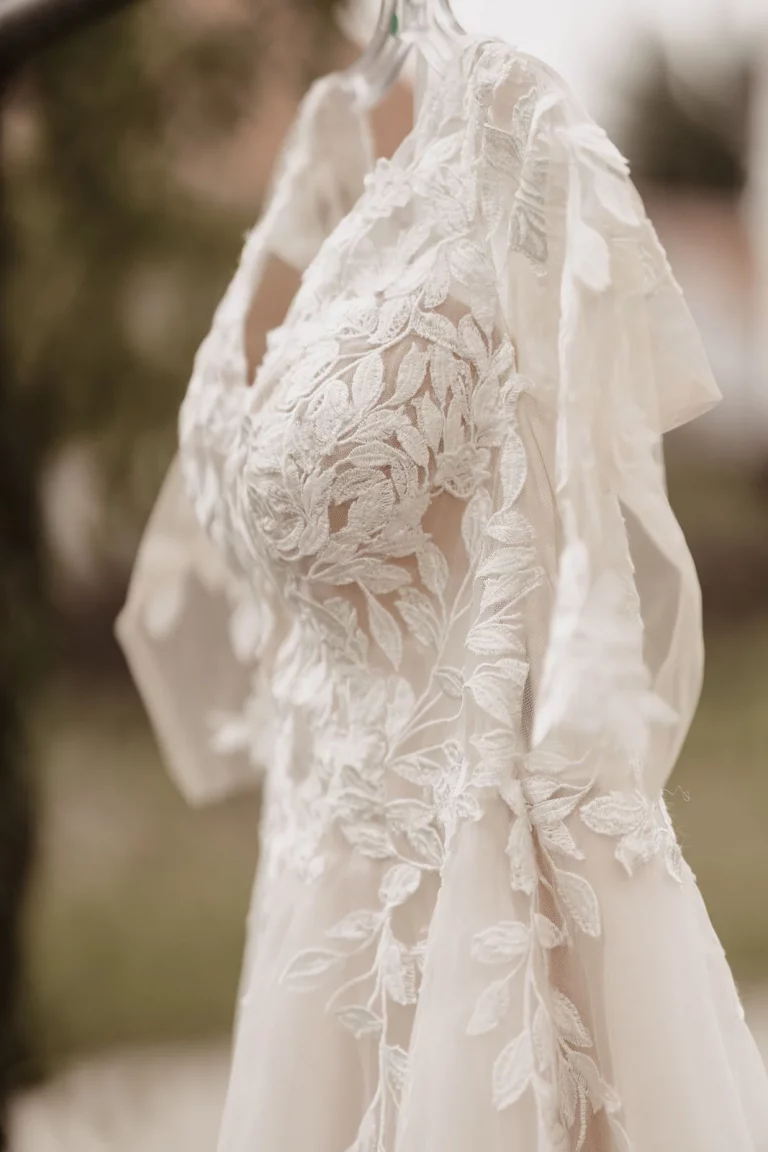 Hochzeitskleid hängt im freien an einem Braum