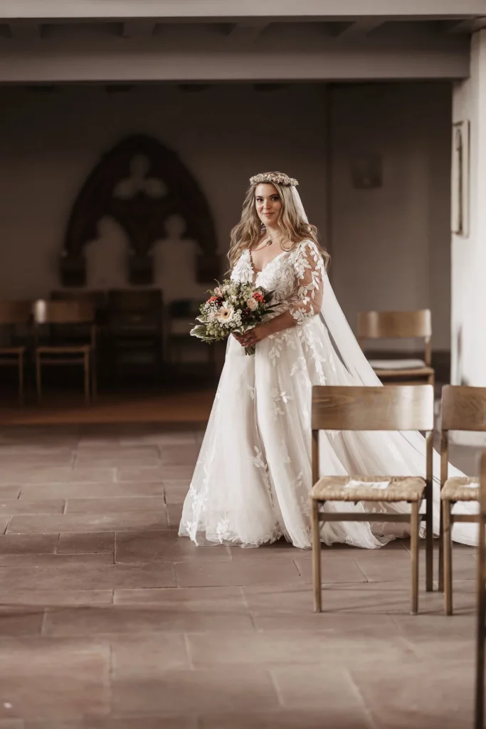 Braut schreitet in die Kirche ein